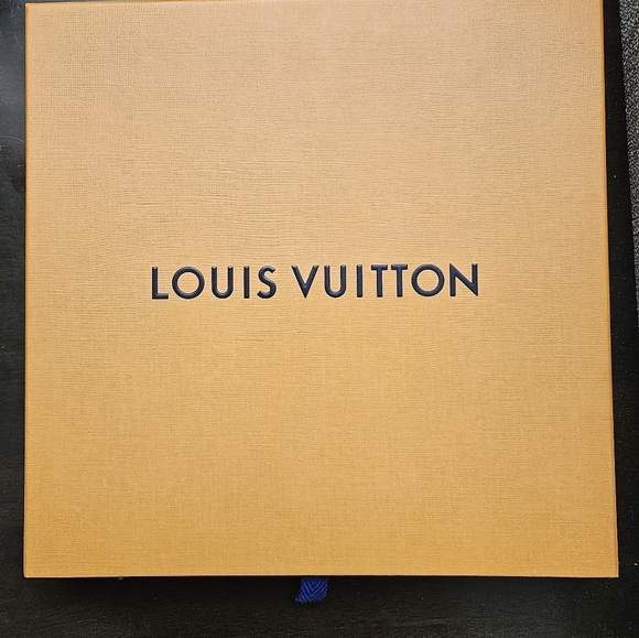 Louis Vuitton shirt box - Picture 1 of 1